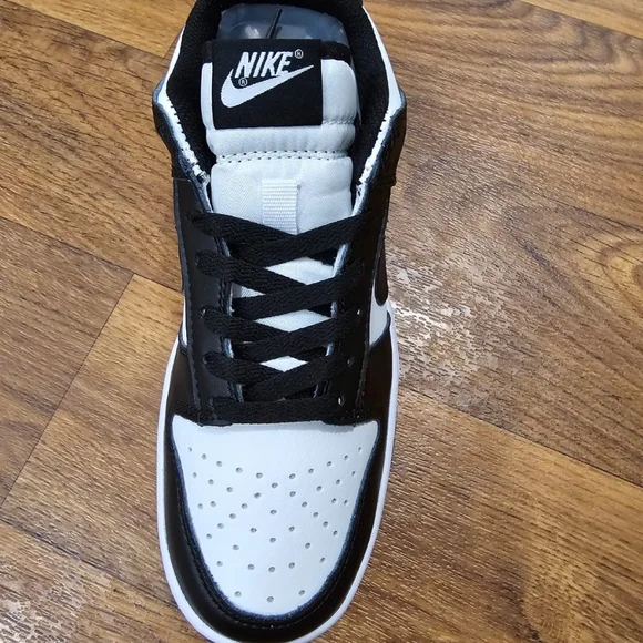 Nike Panda Dunks - Picture 4 of 10